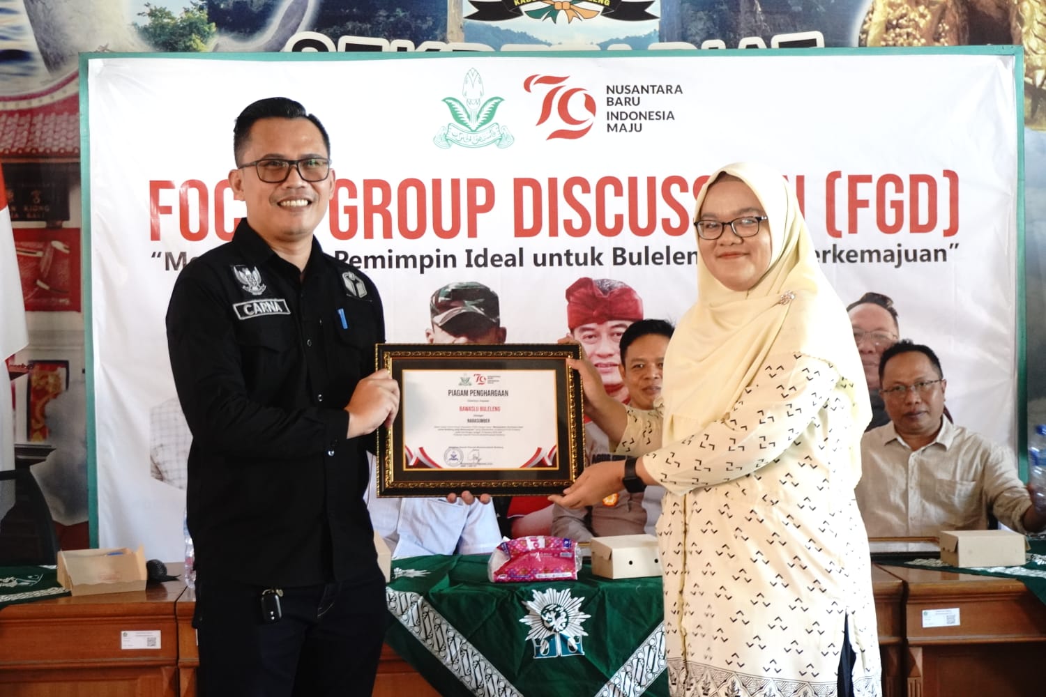 Foto Penyerahan Piagam FGD