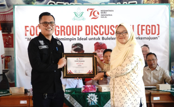 Foto Penyerahan Piagam FGD